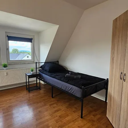 Grosse Vollausgestattete 5-zimmer Mit Parkplatz Naehe Der Autobahnen A2 Und A30 Apartment